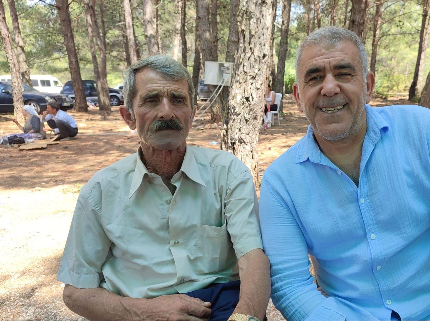 Osman Kırca üçtelli sazıyla ve keçileriyle bir kültürün yaşayan temsilcisidir